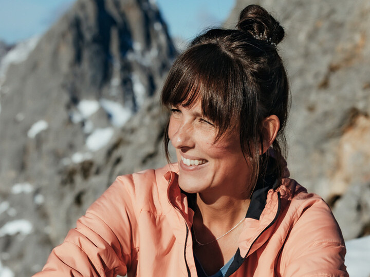 Coach vor Berg mit Erfahrung im Coaching, in der Arbeitswelt und persönlicher beruflicher Veränderung
