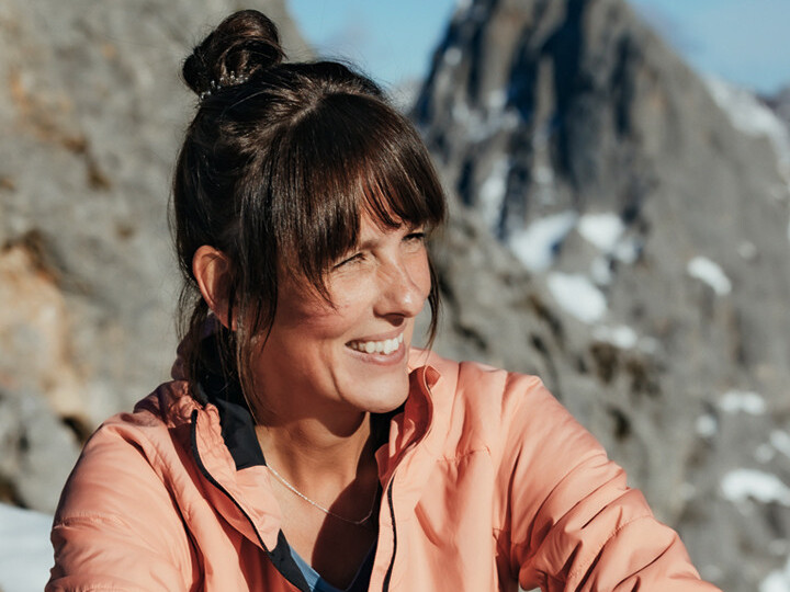 Coach vor Berglandschaft mit Unterstützung bei beruflicher Veränderung und neuen Perspektiven im Job