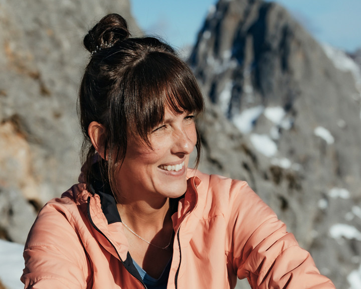 Coach vor Berglandschaft mit Unterstützung bei beruflicher Veränderung und neuen Perspektiven im Job